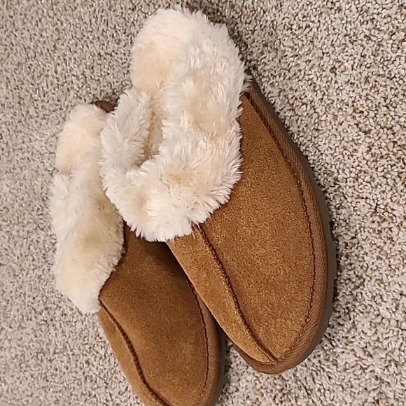Slippers - Picture 2 of 3